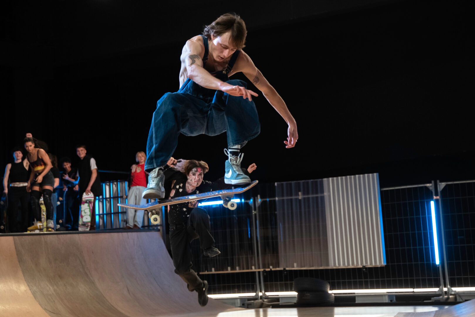 aus dem Stück "Skatepark", ein Skater in der Luft schwebend festgehalten, während er in einer Half Pipe skatet,