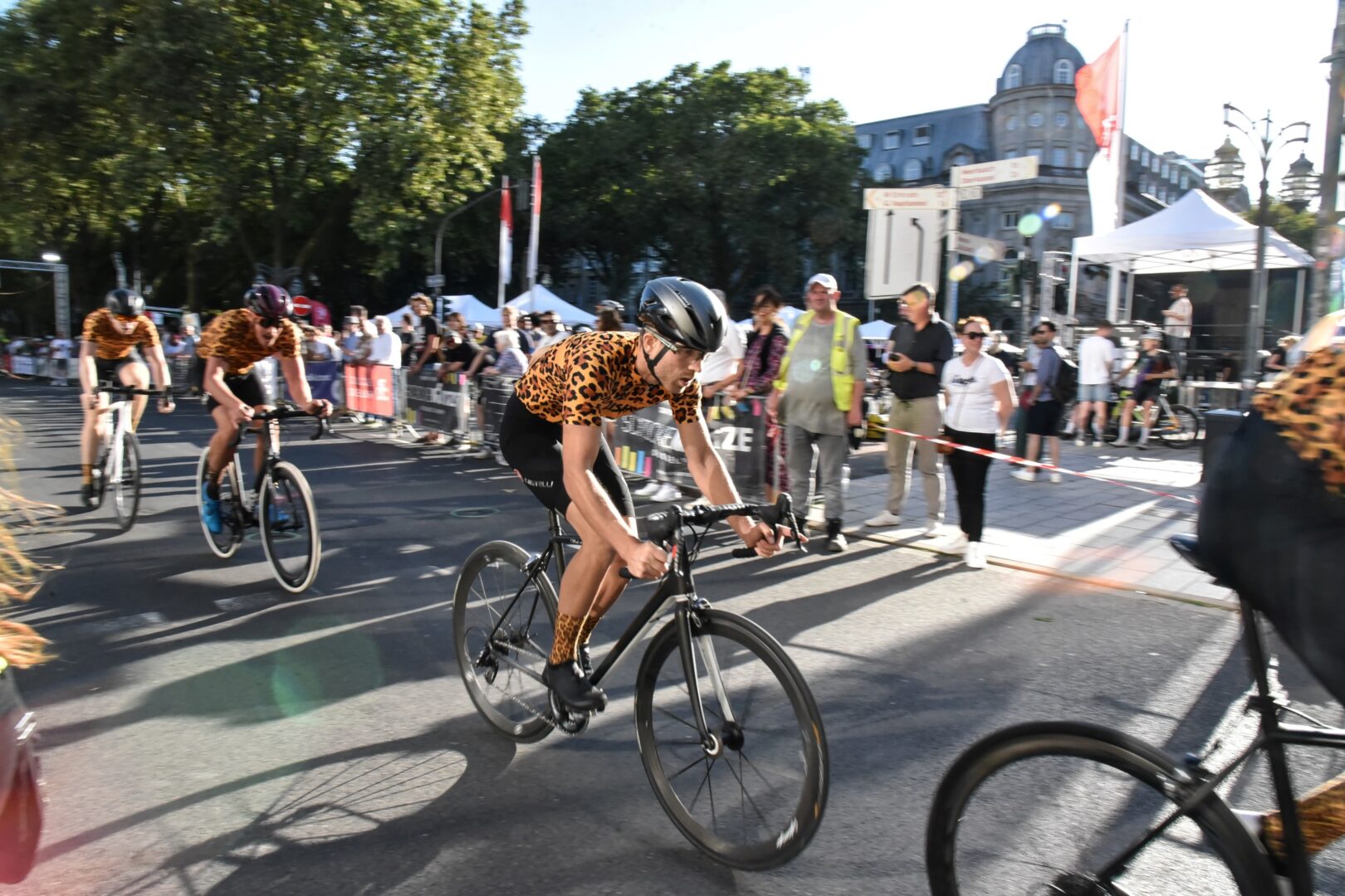Rennrad-Team in Leo Shirts & Leo-Socken nehmen am Radrennen "Rund um die Kö" teil. 