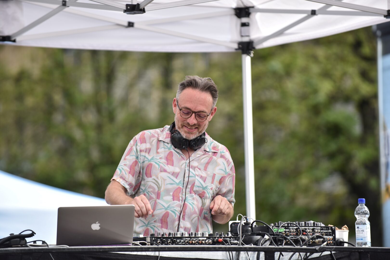 DJ, der auf dem "Rund um die Kö"-Event auflegt. 