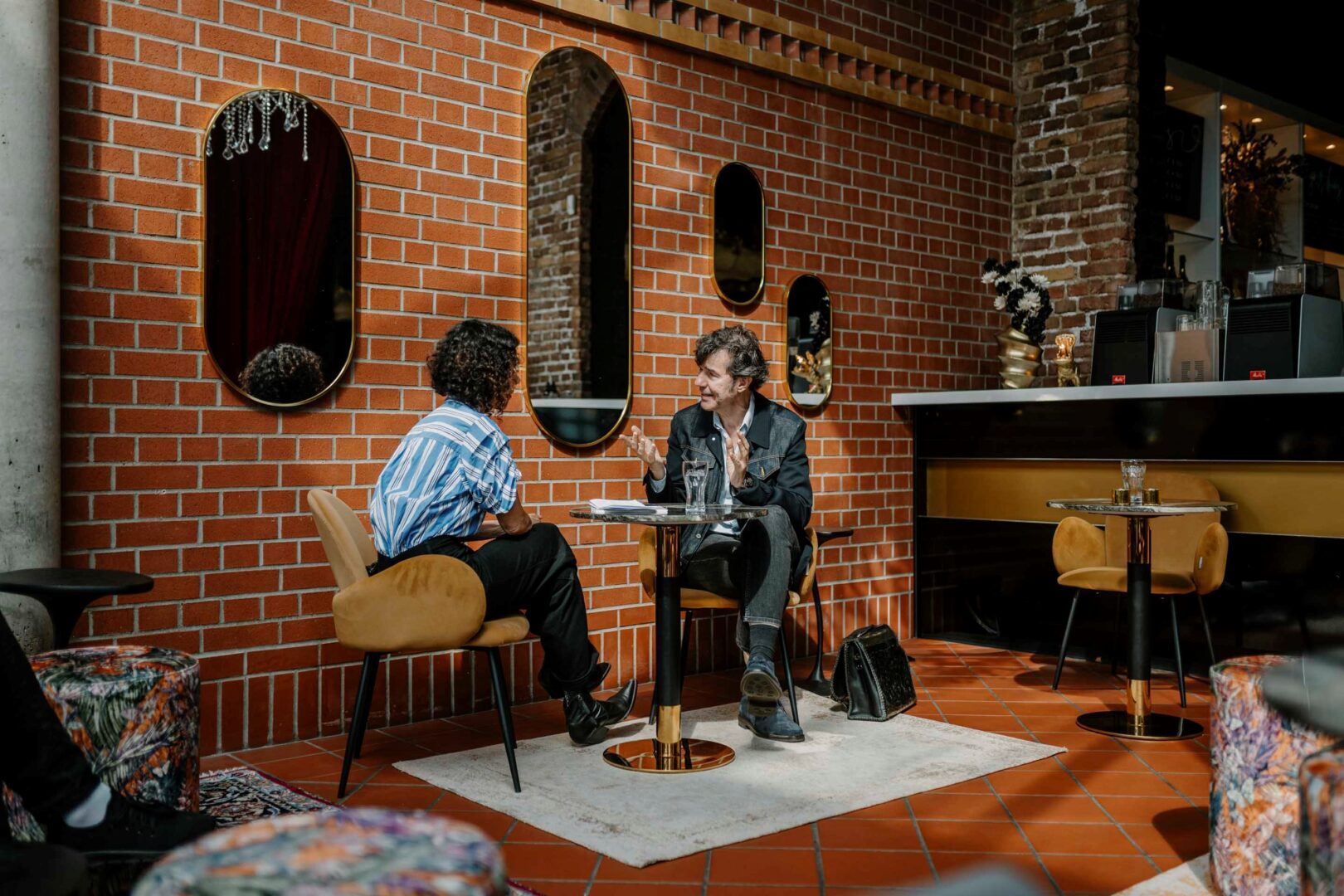 Ilona Marx und Stefan Sagmeister im Gespräch.