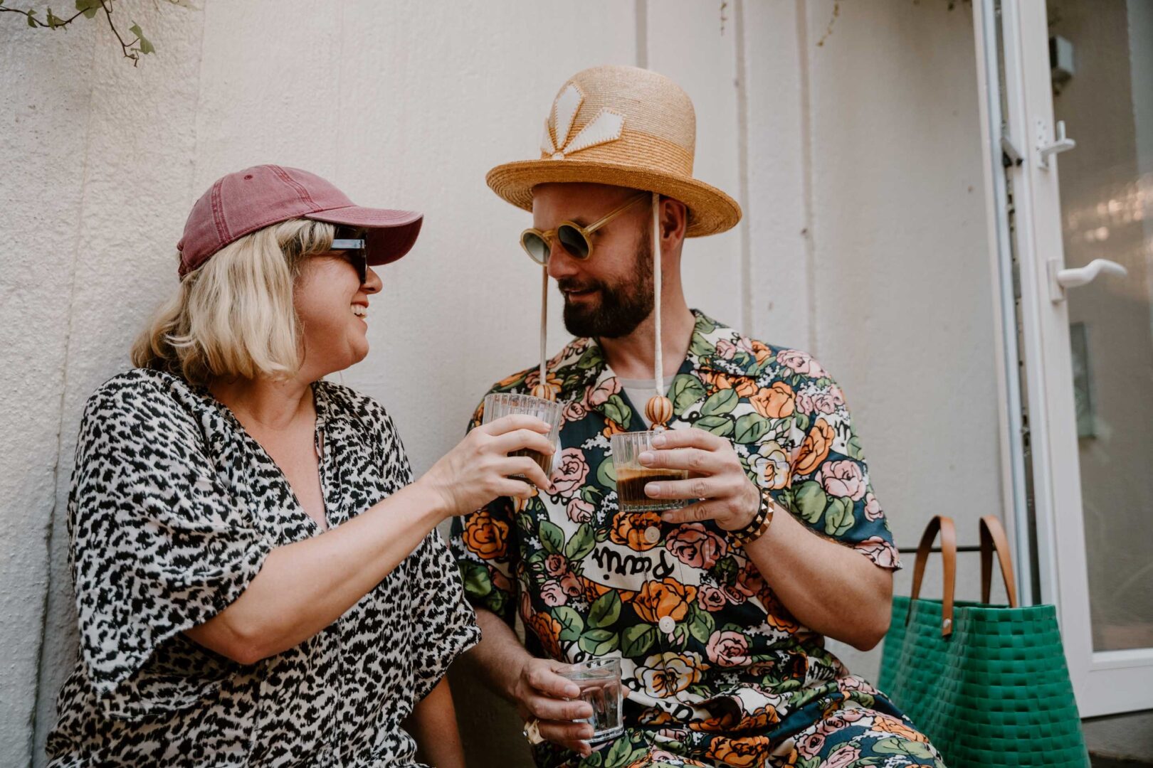 Karolina & Rolf stoßen mit Espresso an.
