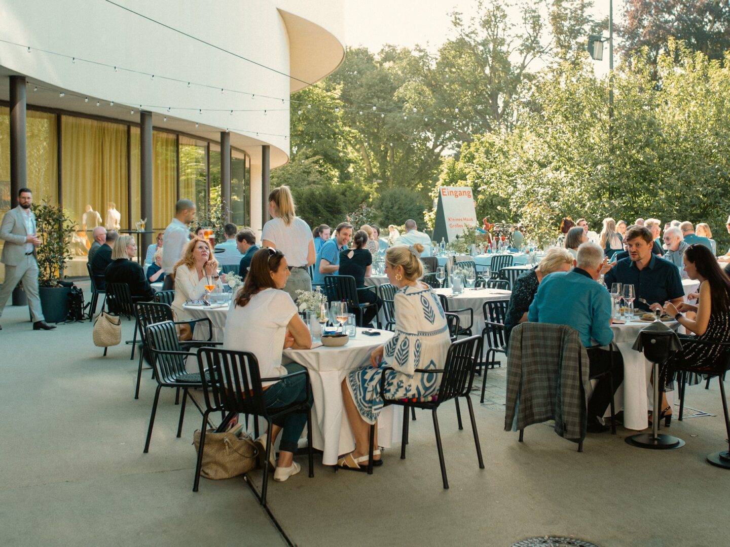 Summer Vibes mit Blick in den Hofgarten und auf das Düsseldorfer Schauspielhaus, die Terrasse des Schillings.