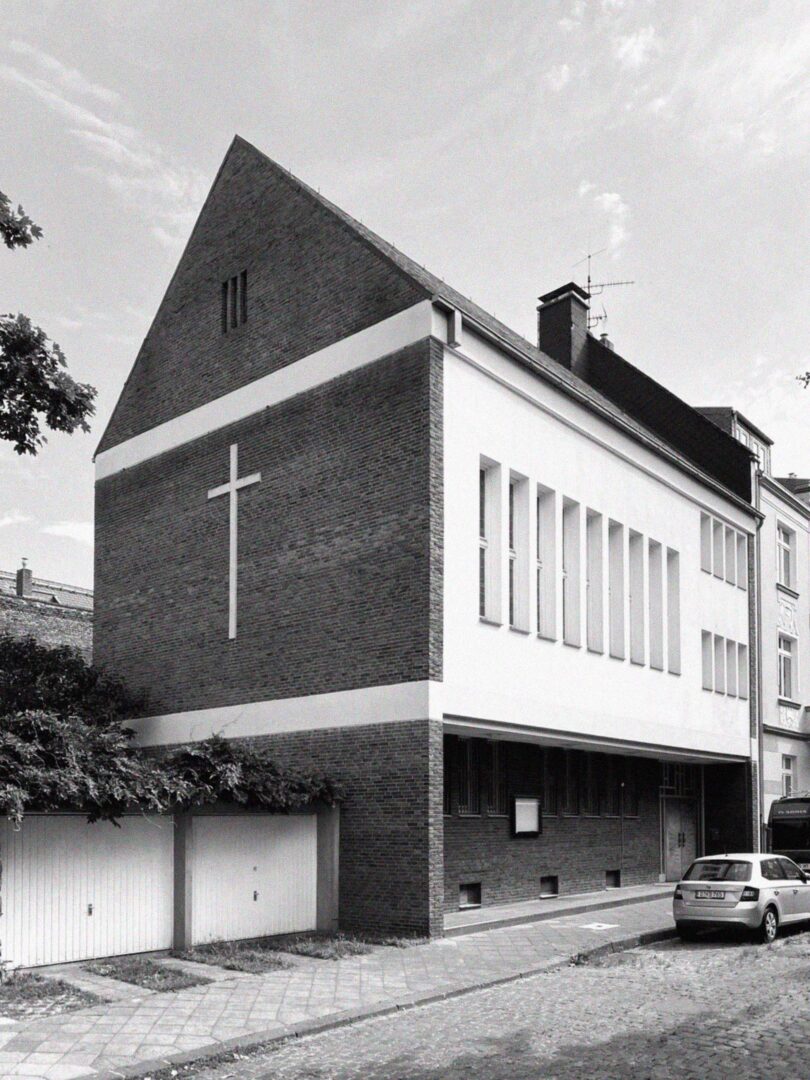 Eine sehr einfach gestaltete Kirche, die Nidus umzubauen plant. 