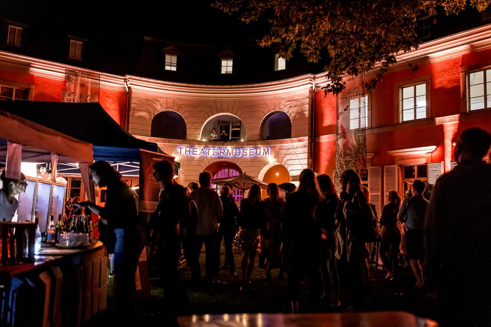 Das illuminierte Theatermuseum bei Nacht.
