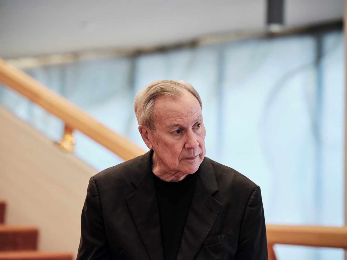 Portrait vom 82-jährigen Robert Wilson.