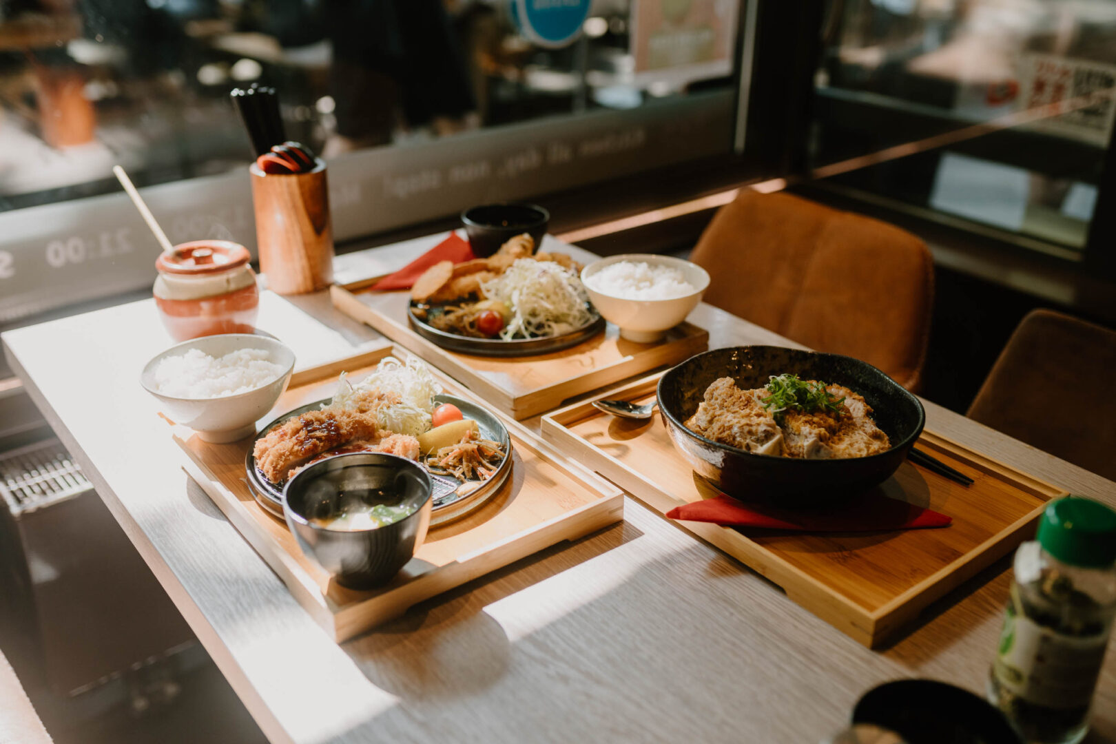 Gedeckter Tisch im Tokatsu Gonta inkl. der Spezialität panierte Schweineschnitzel.