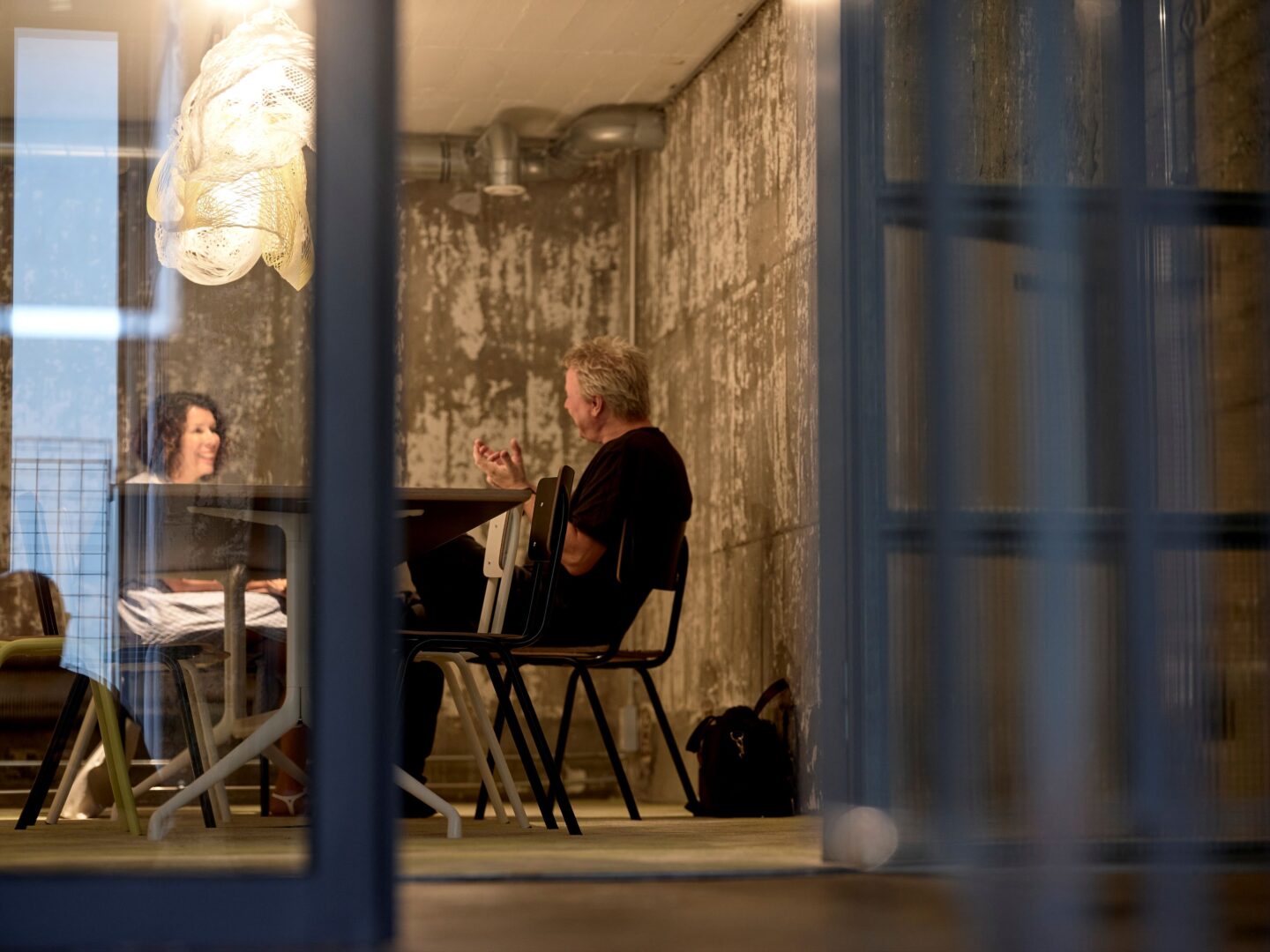 Ilona Marx (li) und Andreas Knapp sitzen in einem Büro im Bilker Bunker. Auch in den Büros dominiert Beton.