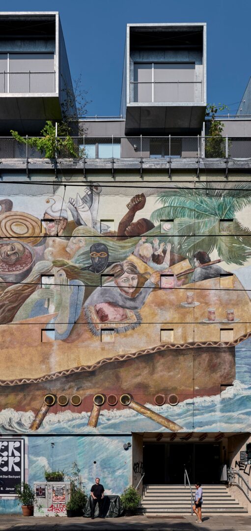 Der Bilker Bunker von außen: ein hohes Wandgemälde ziert die Außenfassade.