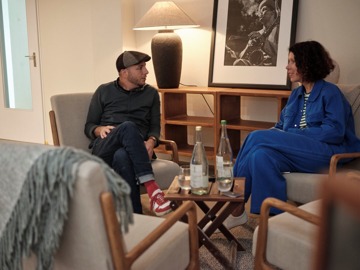 Sofian Neubauer und Ilona Marx i Gespräch in einer gemütlichen Wohnzimmer-artigen Ecke des Restaurants Shizen.