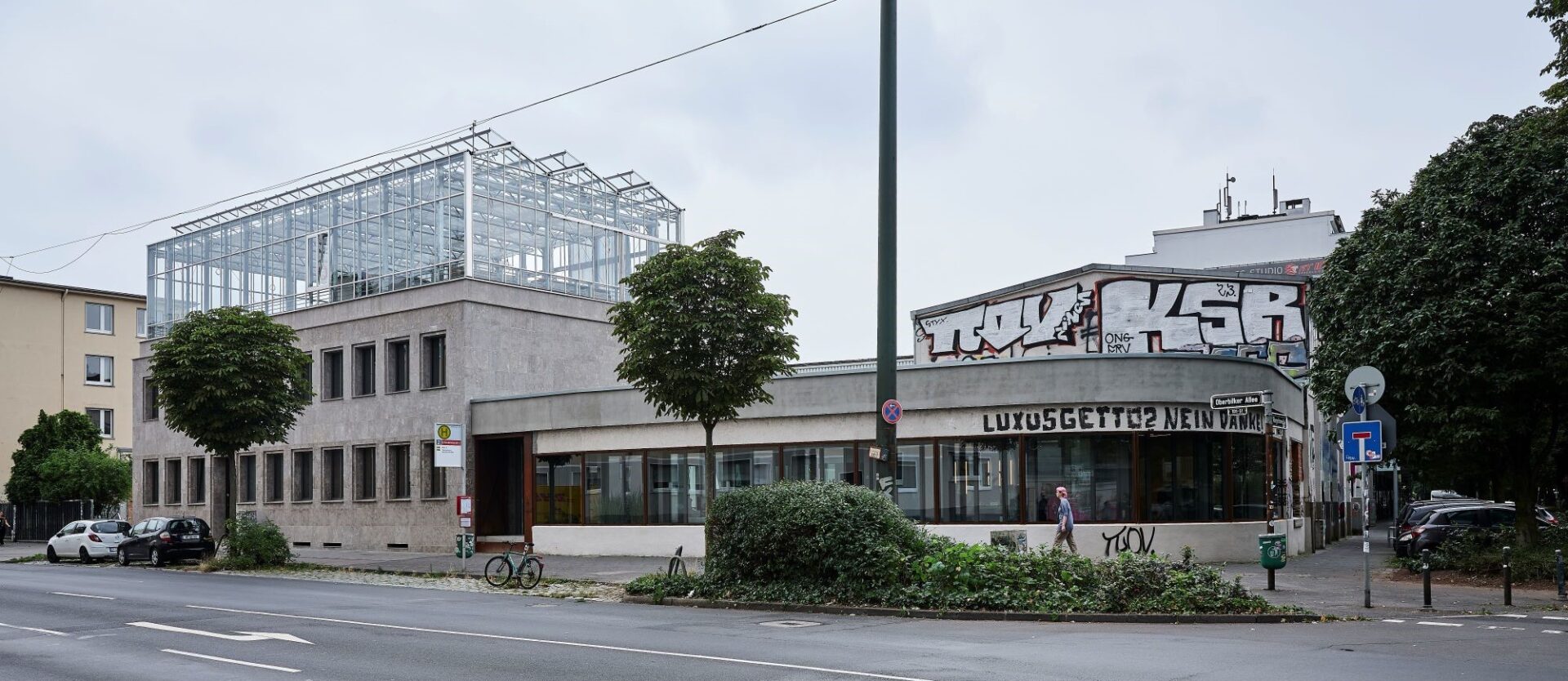 Man sieht den gesamten ehemaligen Baumarkt, in dem jetzt Studio Baukunst ist. 