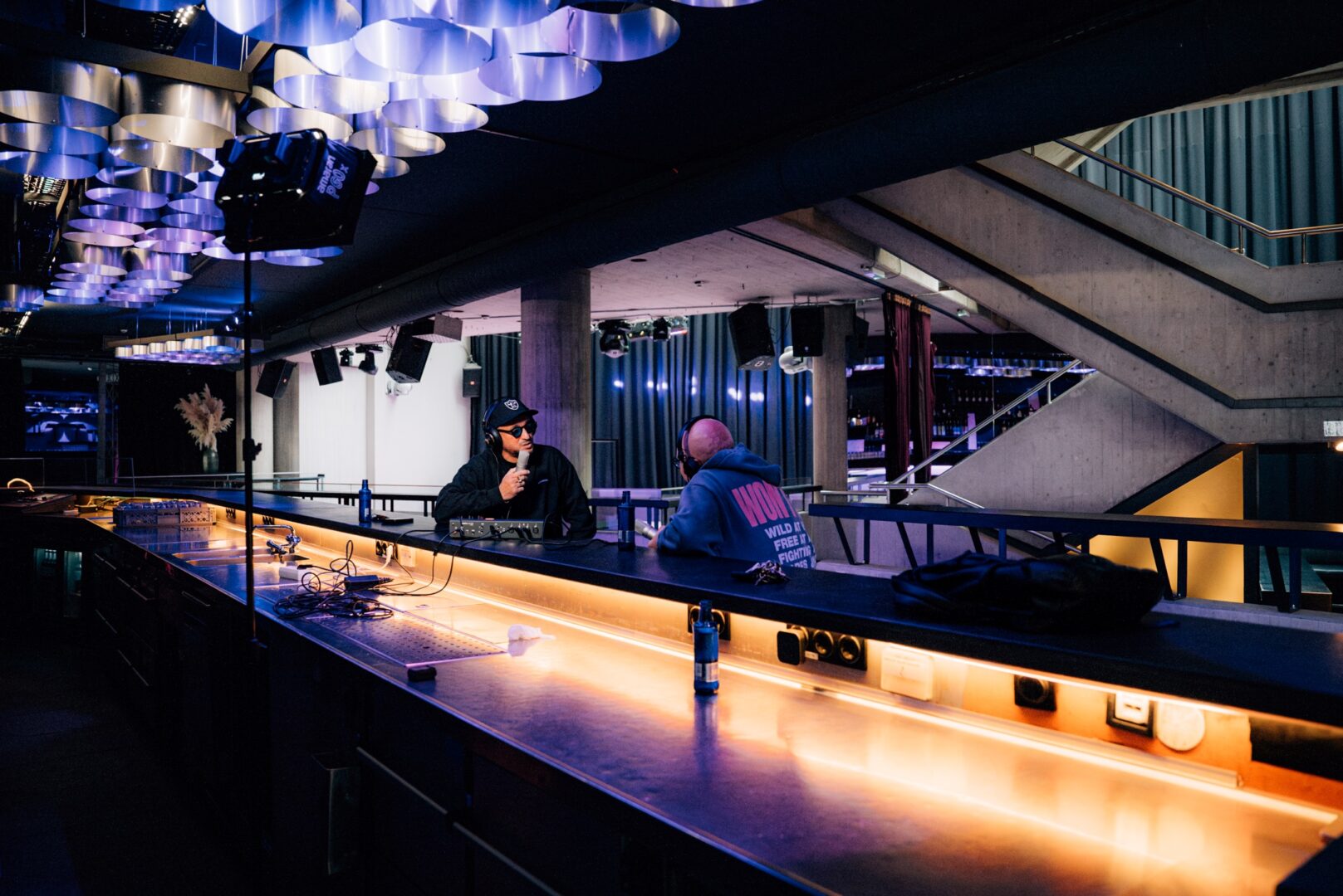 Loco Dice und Mike Litt sitzen bei der Podcast-Aufnahme an der Bar.