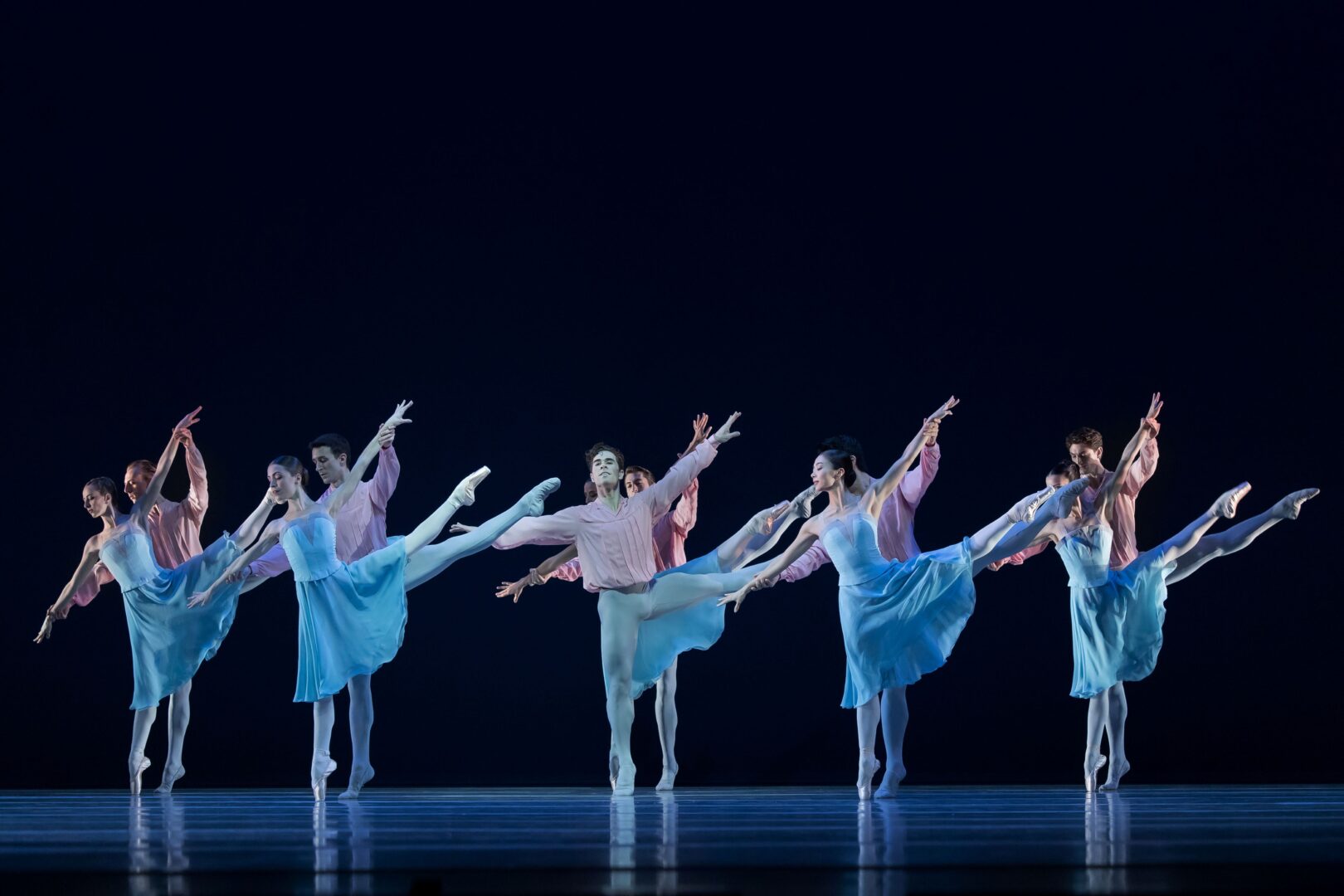 Szenenbild aus "Signaturen", man sieht das Ensemble des Ballett am Rhein synchron in Bewegung.