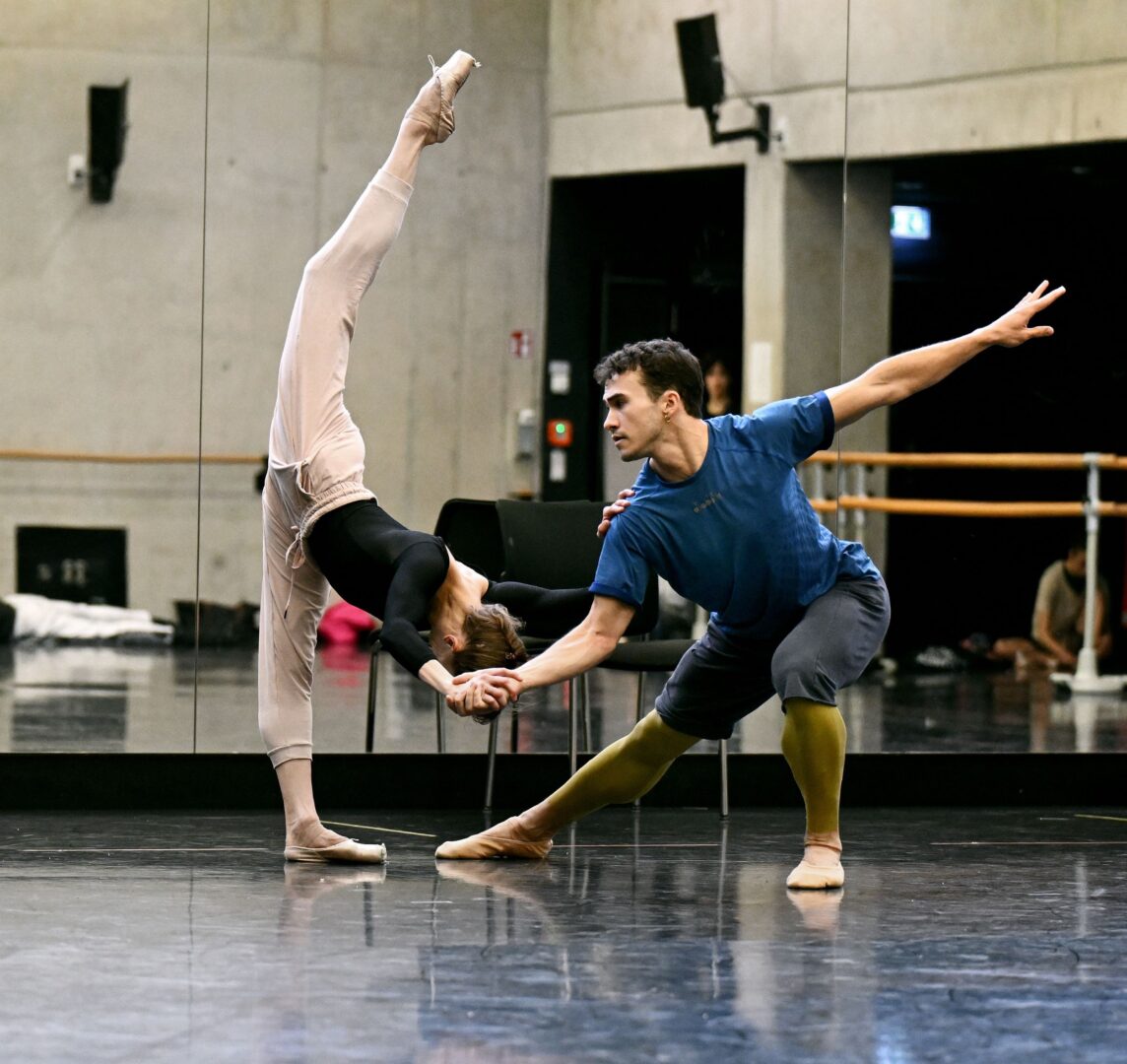 Eine Tänzerin und ein Tänzer bei der Ballettprobe.