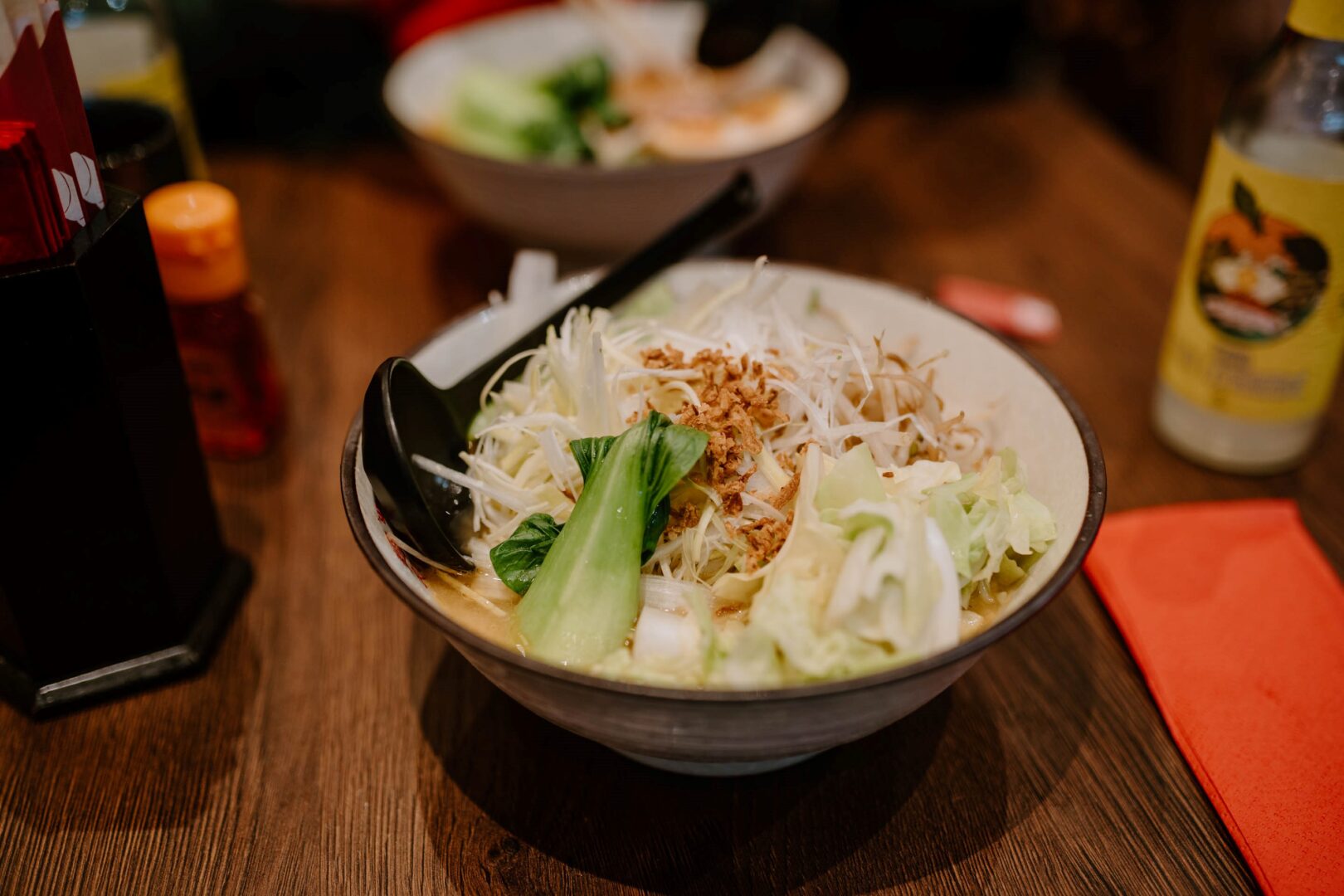 Eine Portion Ramen in einer typischen Schüssel auf dem Tisch des Takumi 1st.