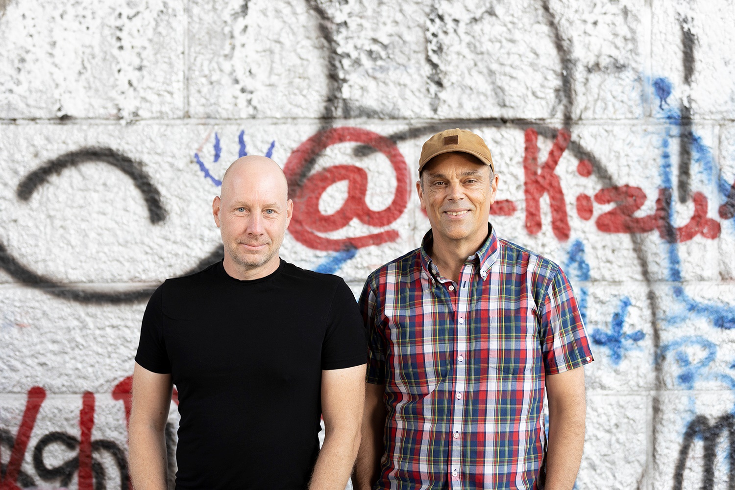 Ein Portrait vor Grafitti-Wand von Sven-André Dreyer (li) und Henk Wyniger.