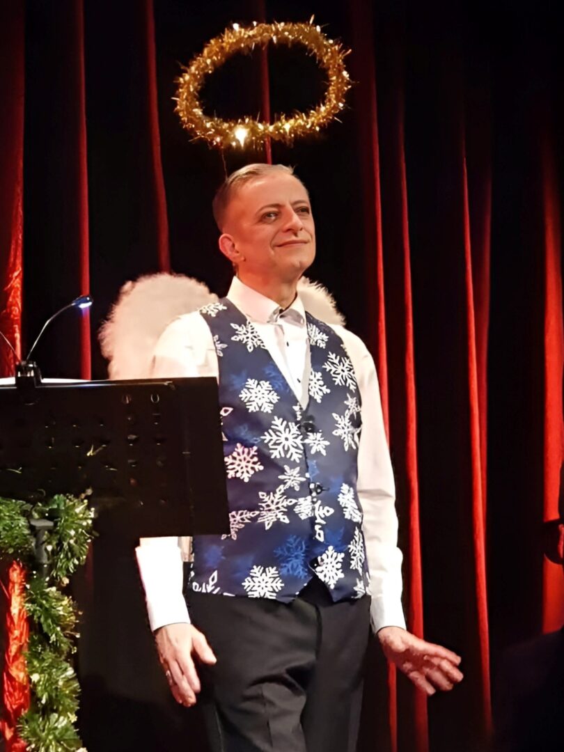 Mayo Velvo auf der Bühne im X-Mas-Outfit