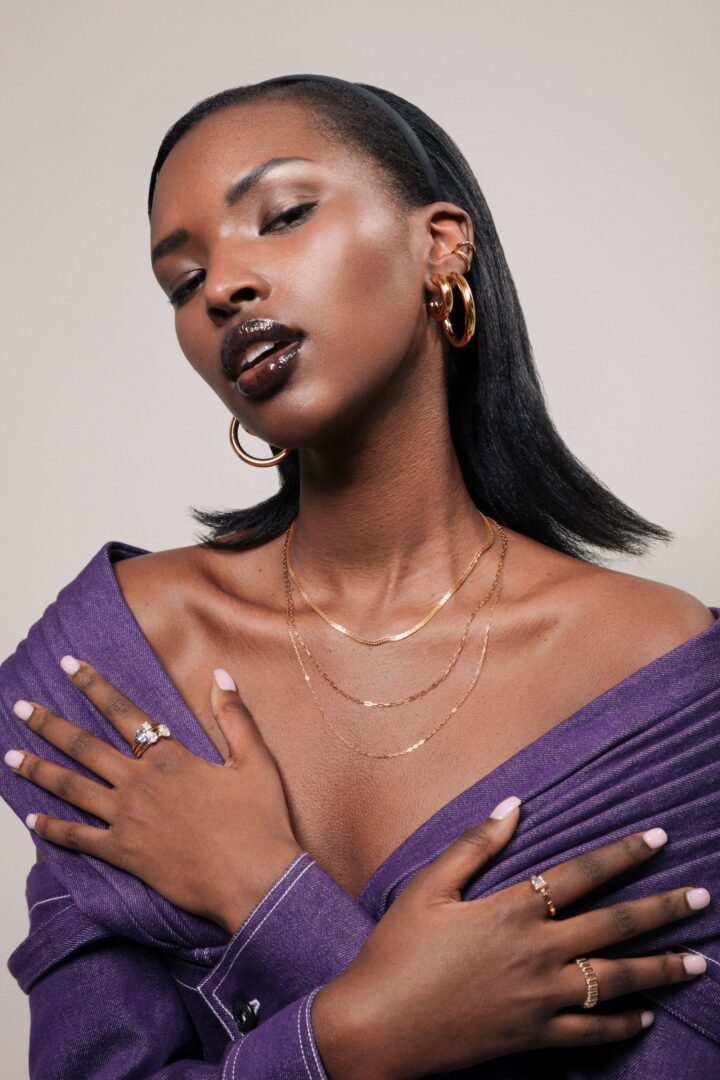 Zwei Models tragen Schmuck von Ariane Ernst.