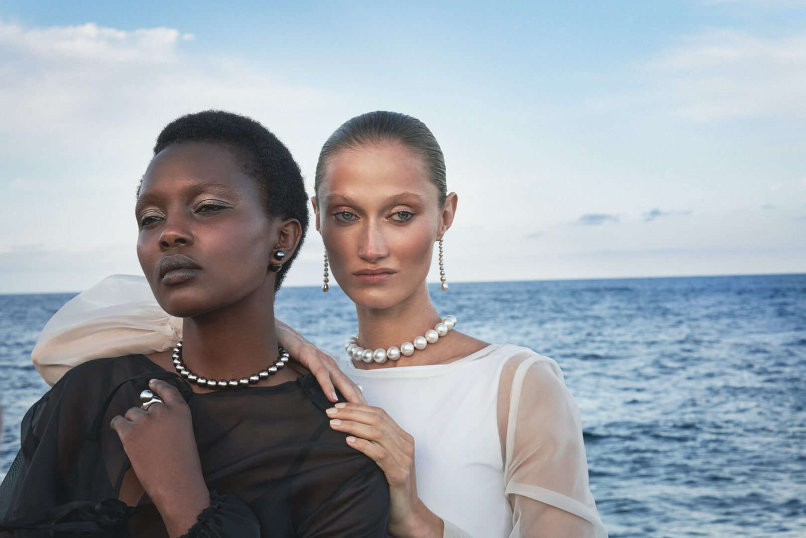 Man sie zwei Frauen im Hintergrund das Meer.