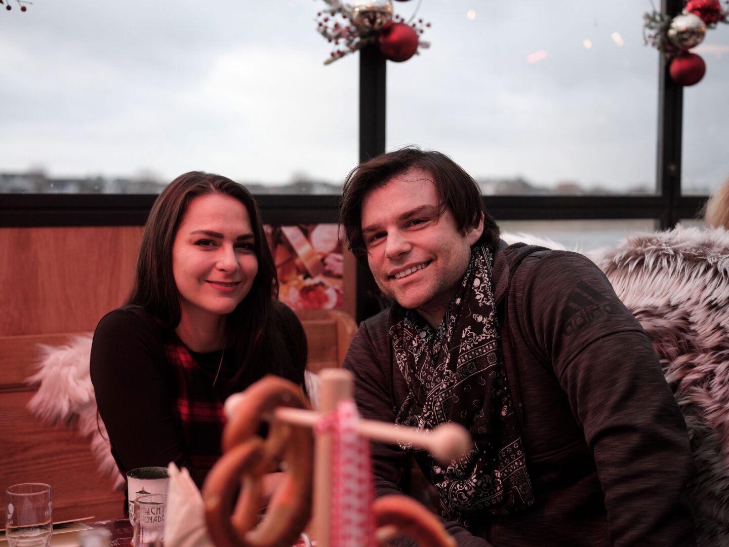 Vivian & Paul Roncalli sitzen nebeneinander im Berg Stübli.