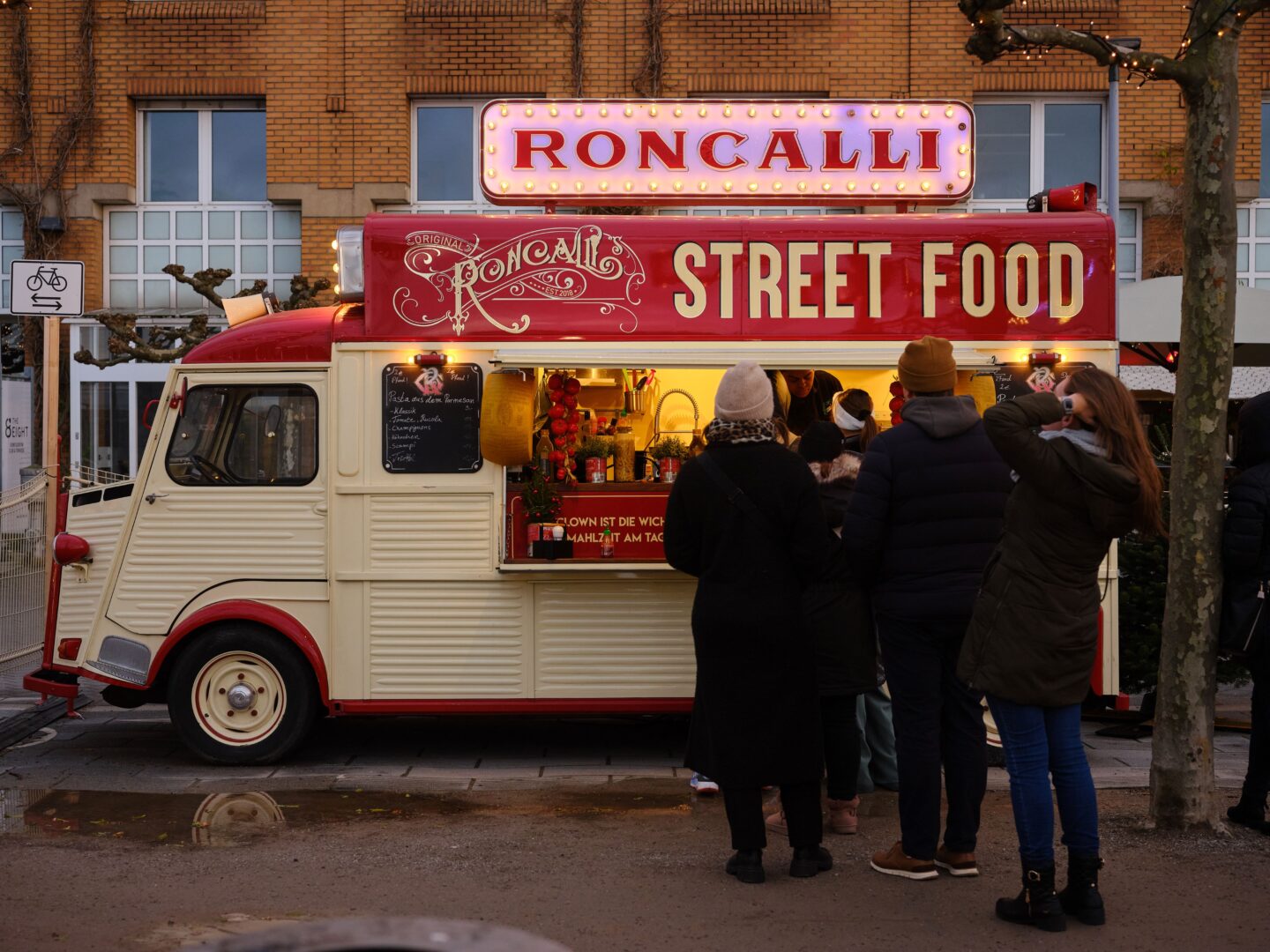 Streetfood Truck mit Roncalli Leuchtbuchstaben.