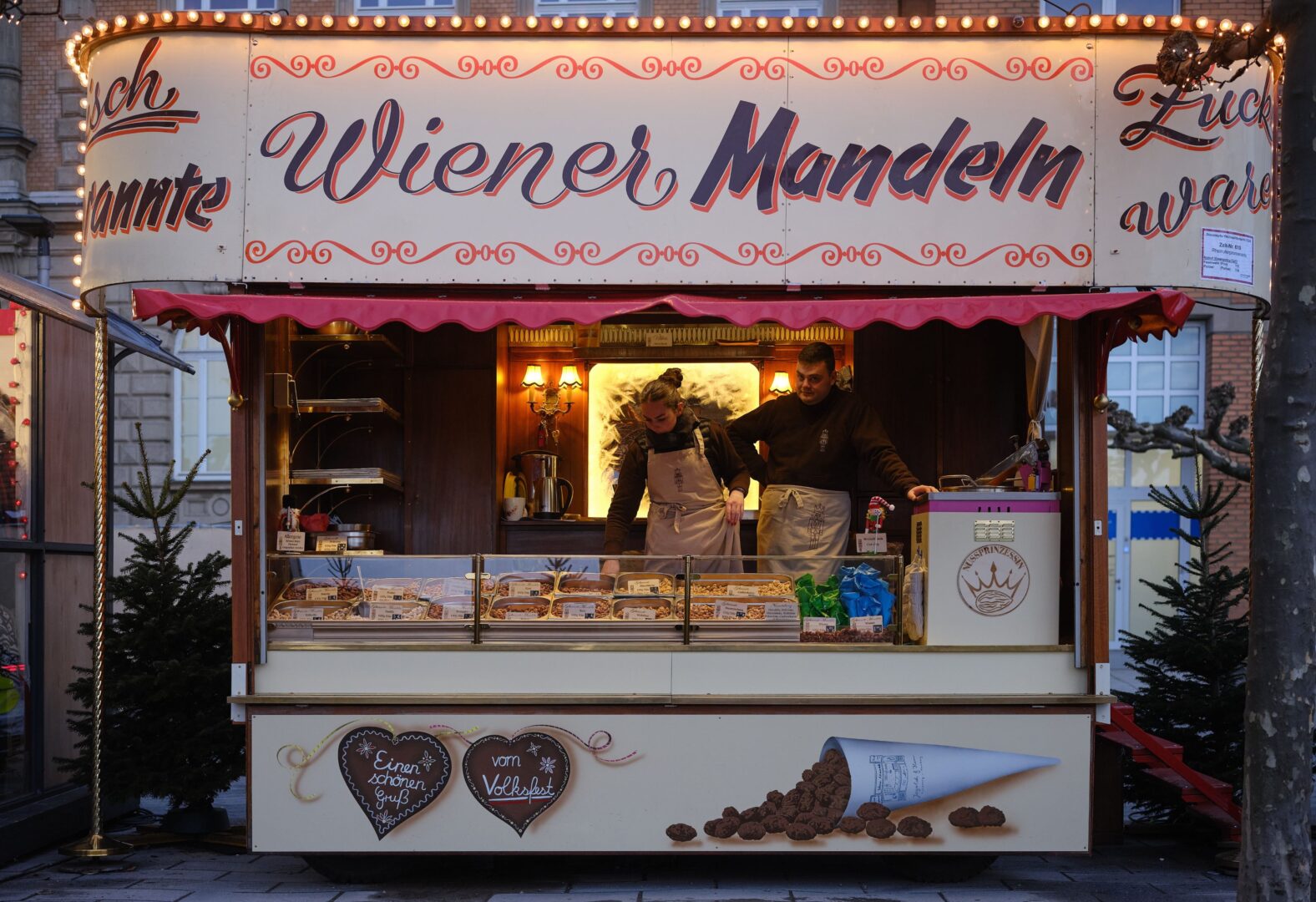 Ein nostalgischer Wagen in Crèmeweiß mit der Aufschrift "Wiener Mandeln".