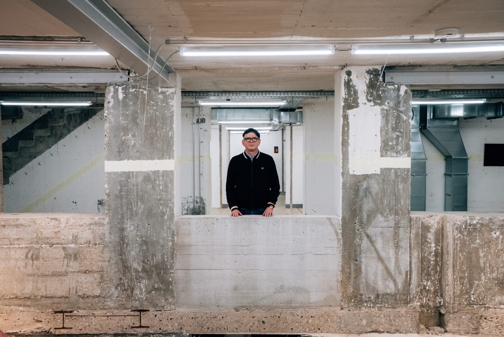 Tobi Dahmen oben auf der Galerie im Bilker Bunker. Er blickt direkt in die Kamera.