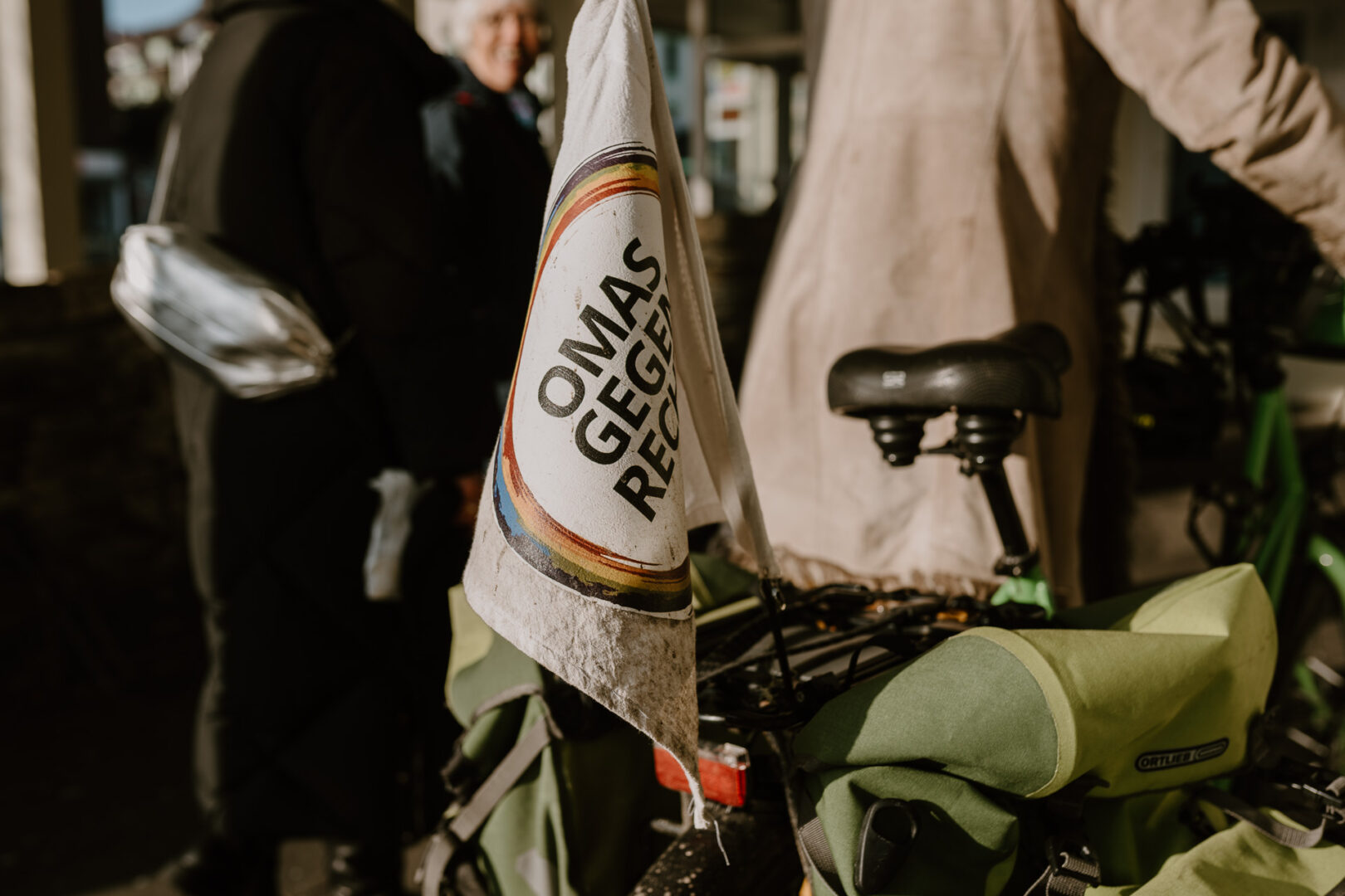 Man sieht die Oma-gegen-rechts-Flagge am Gepäckträger eines Fahrrads.