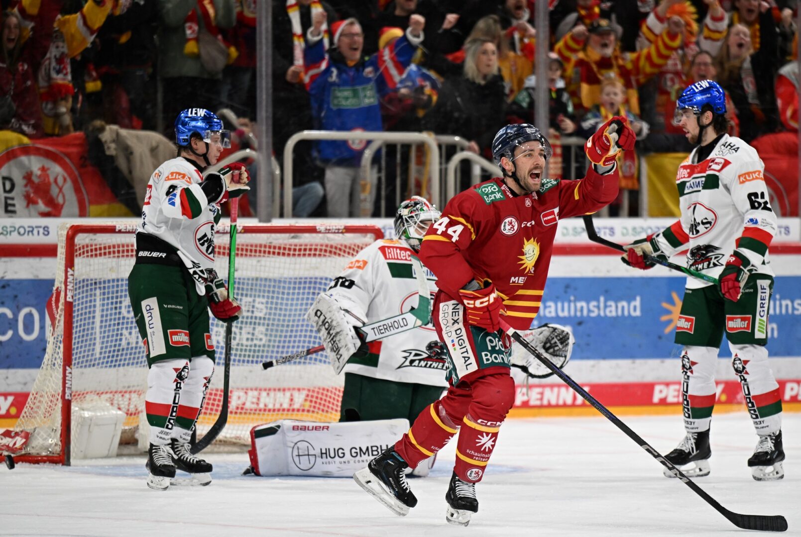 Vor dem Tor bei einem Eishockey-Spiel.