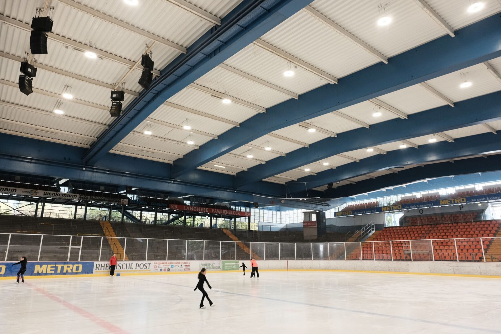 Eissporthalle mit Menschen, die Schlittschuh fahren.