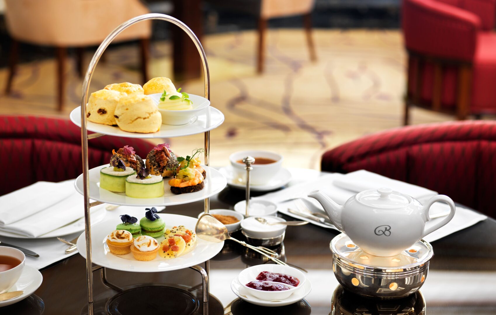 Ausschnitt eines Tisches im Breidenbacher Hof mit Etagere für eine britische Tea Time.