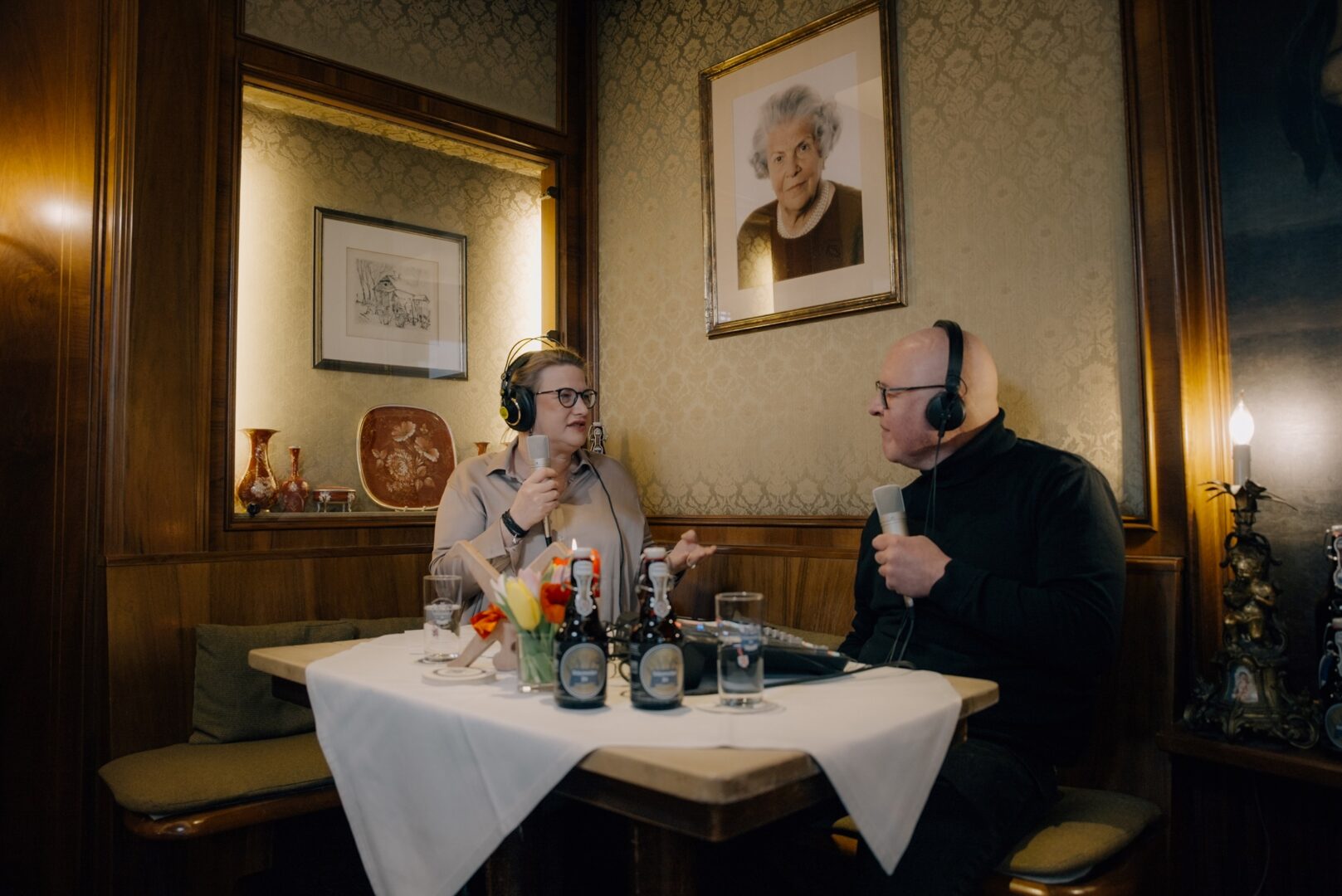 Thea Ungermann, links, mit Kopfhörern und Mike Litt im Gespräch.