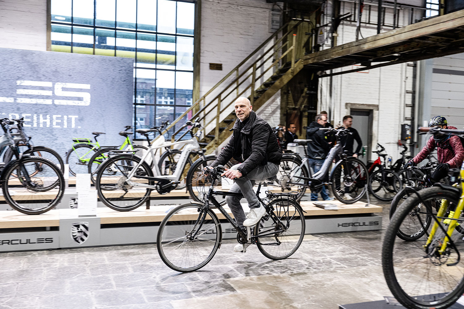 Stefan Maly auf einem Herrenrad in der Cyclingworld Halle.