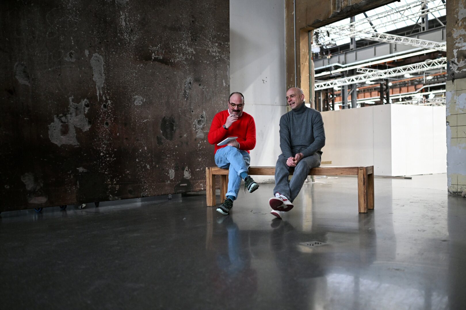Clemens Henle (li) und Stefan Maly im Gespräch in der Industriehalle des Areal Böhlers. 