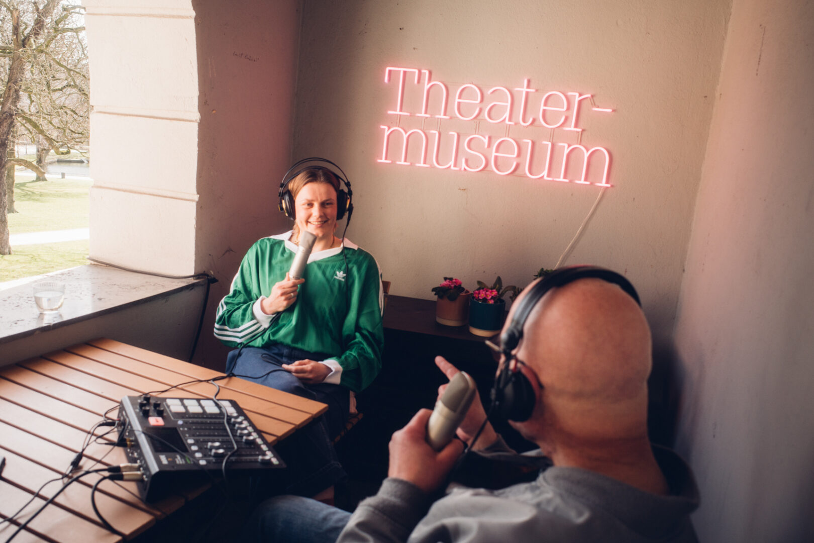 Luise Kropff und Mike Litt sitzen in der Loggia des Theatermusuems.