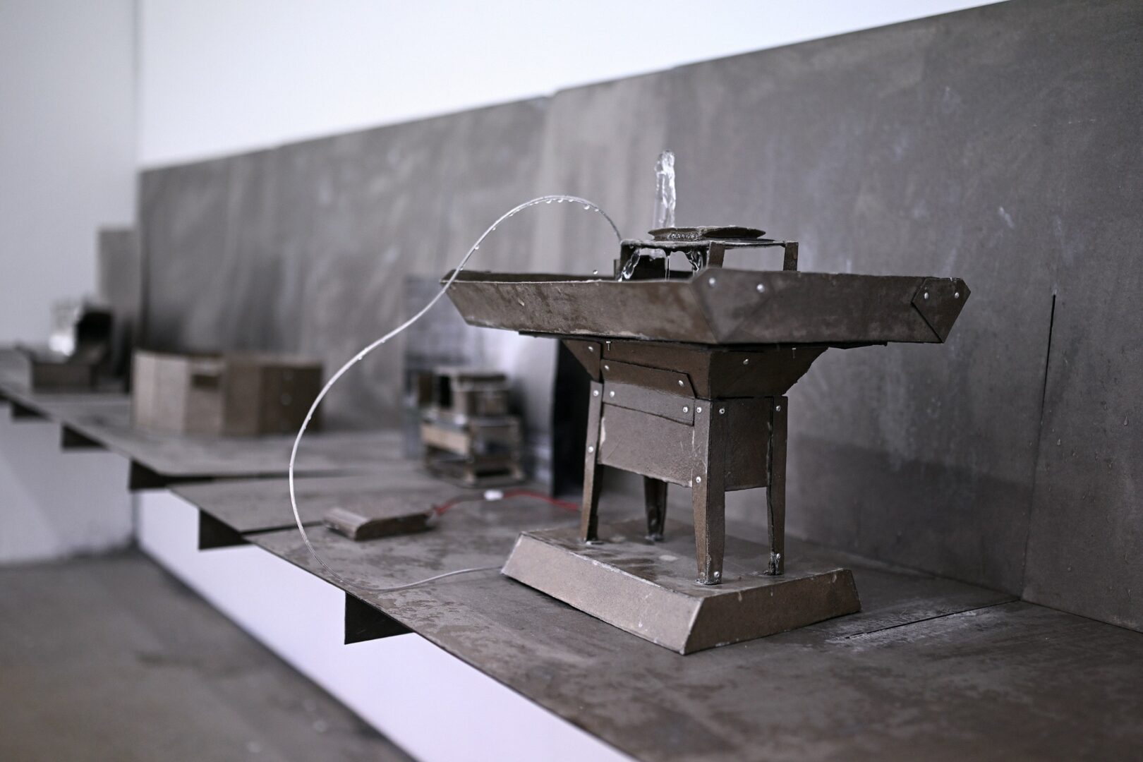 Man sieht ein industriell wirkendes Exponat in der Galerie Lucas Hirsch. 