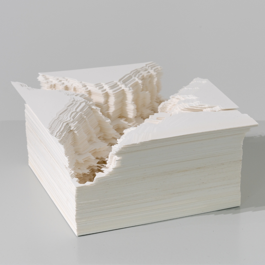 Ein Kunstwerk aus dem 3D-Drucker, das aussieht wie ein aufgerissener Stapel Büttenpapier.