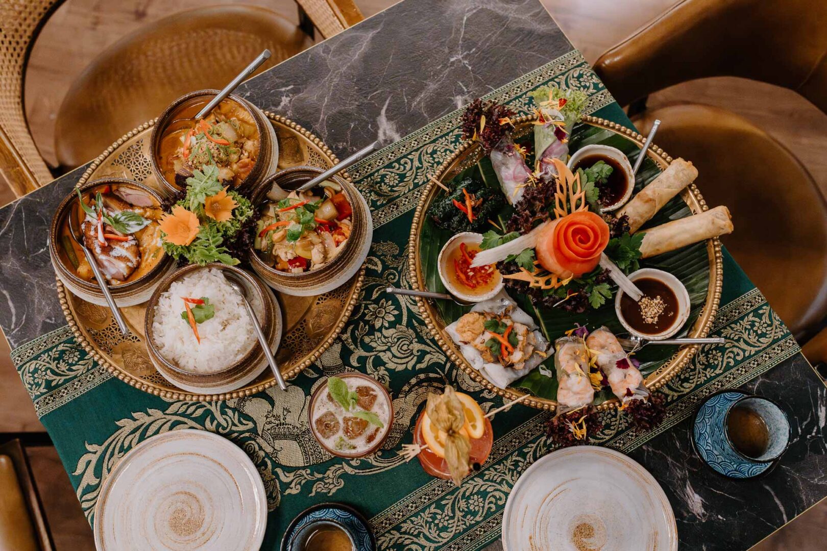 Das Jay by Sila Thai bietet die größte Auswahl veganer Thaigerichte in Düsseldorf. Man sieht von oben einen gedeckten Tisch mit vielen veganen Speisen. 