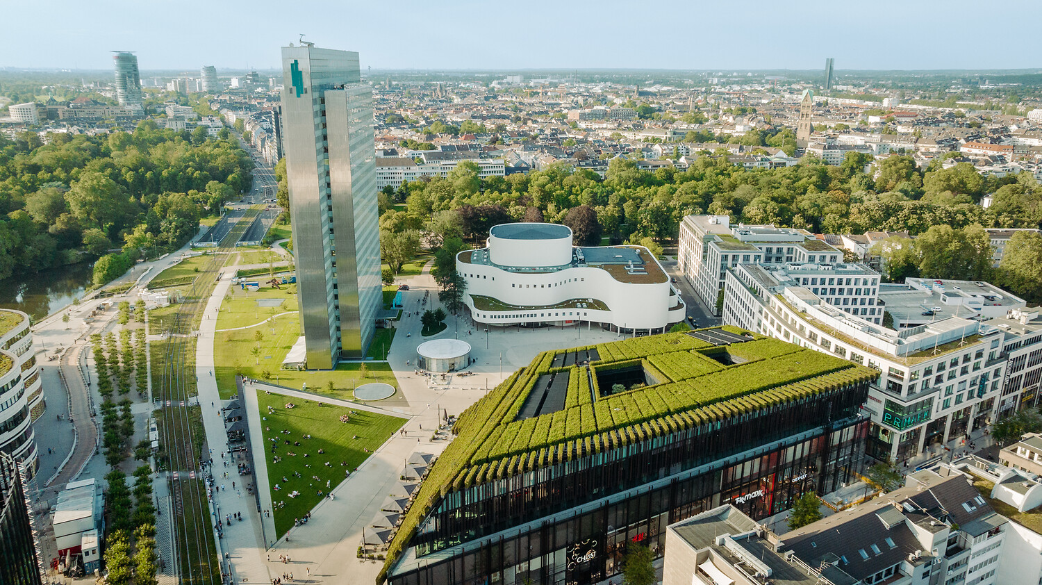Luftaufnahmen: links Dreischeibenhaus, mitte Schauspielhaus, rechts Kö-Bogen II.