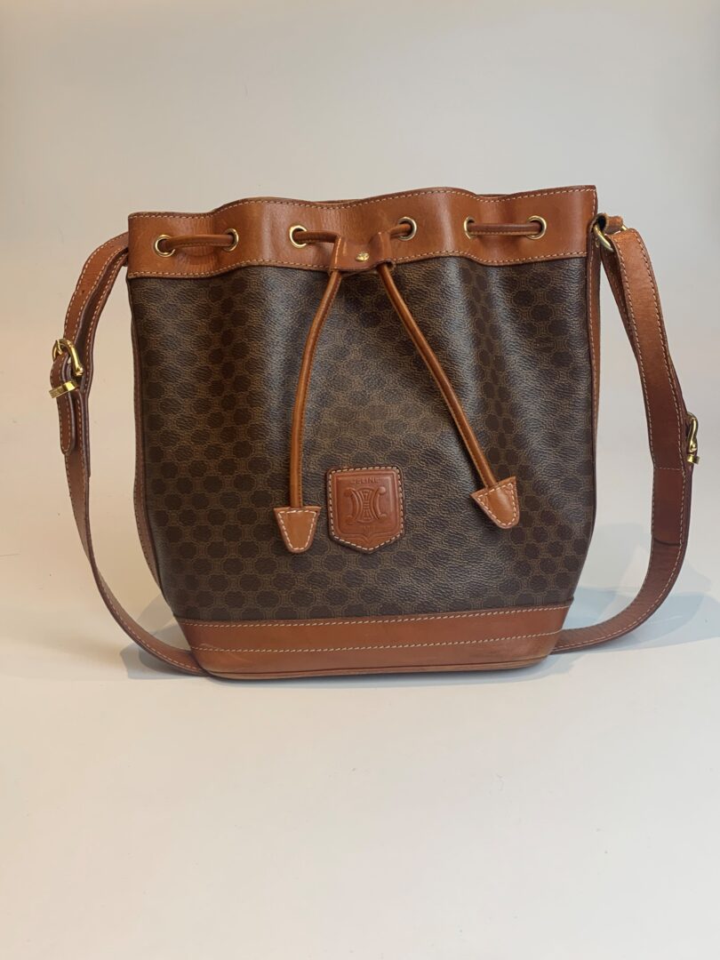 Die ganze Tasche inkl. Lederband ist repariert. 
