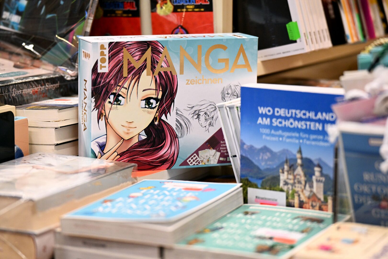 Man sieht einen Büchertisch und ein Package zum Manga zeichnen lernen. 