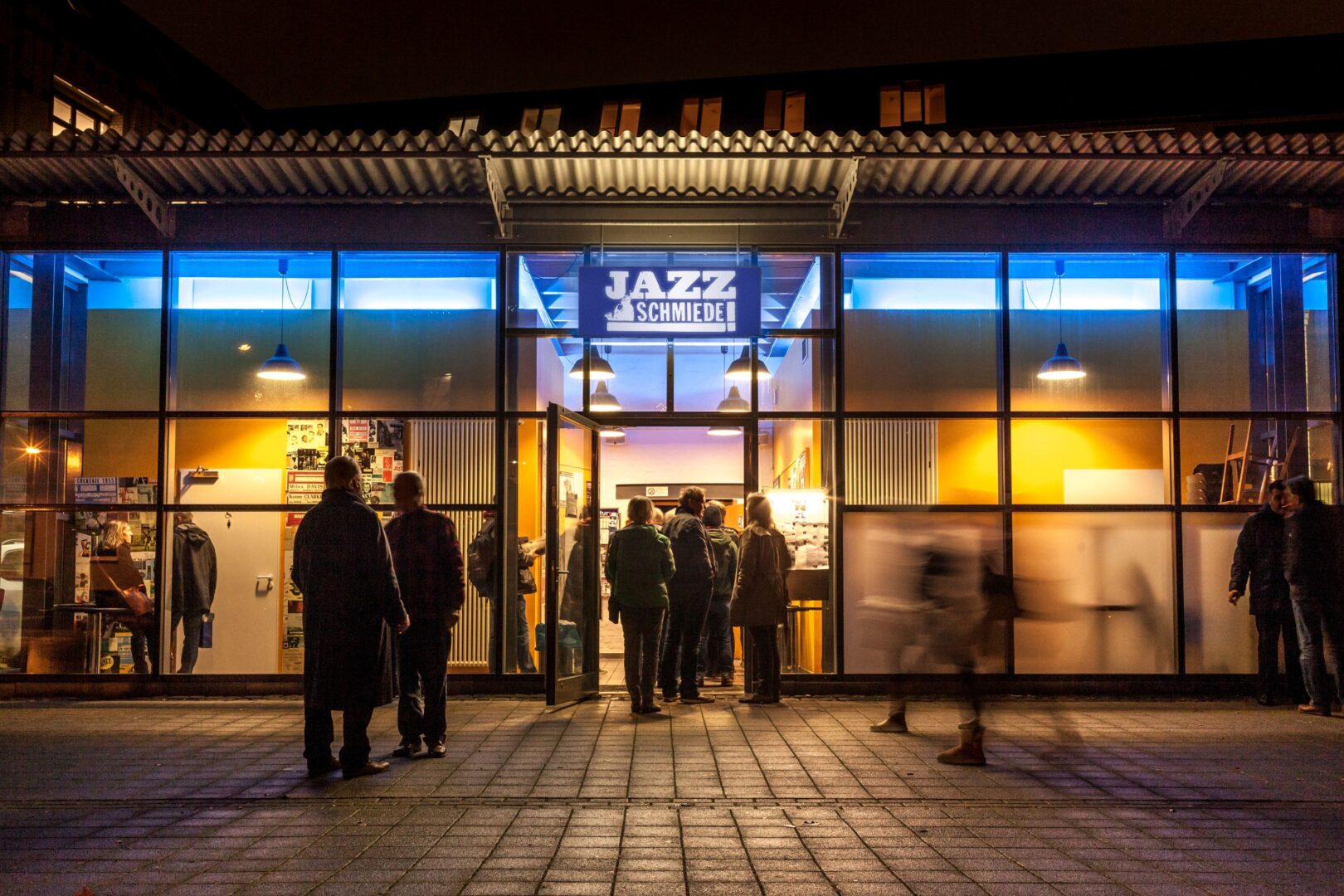 Jazz-Schmiede bei Nacht, von außen und beleuchtet.