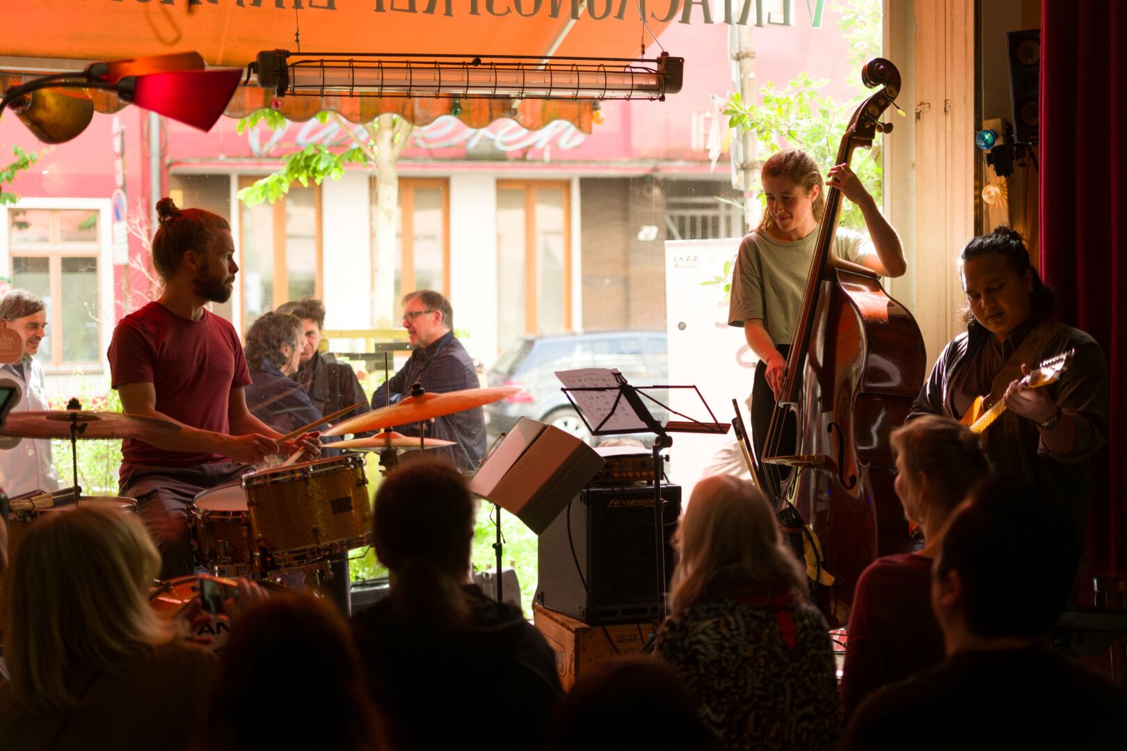 Bühne mit Jazz-Musiker*innen, Open-air