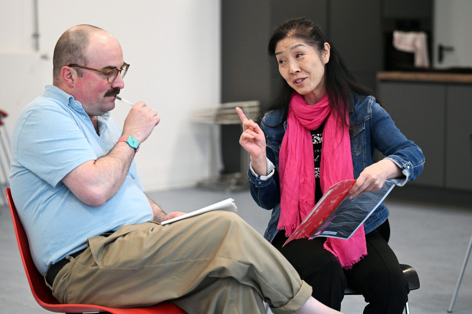 Clemens Henle und Tomoko Schmidt sitzen nebeneinander und führen ein Interview. 