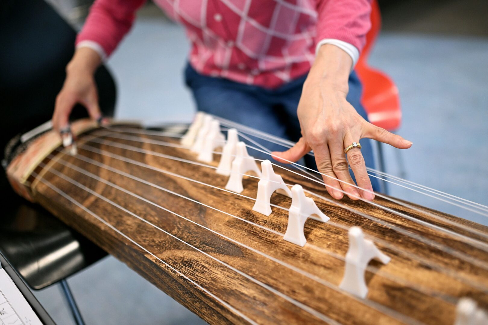 Man sieht das Saiteninstrument Koto, das an eine Zither erinnert. 