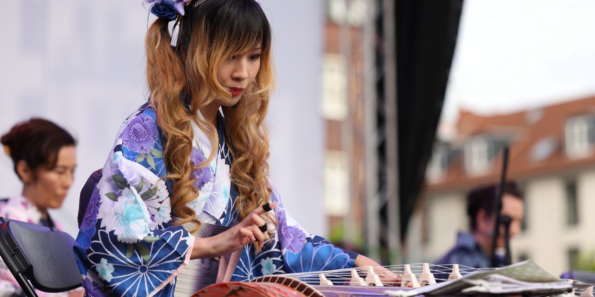 Japan-Tag – Die Koto-Damen spielen das traditionelle Saiteninstrument