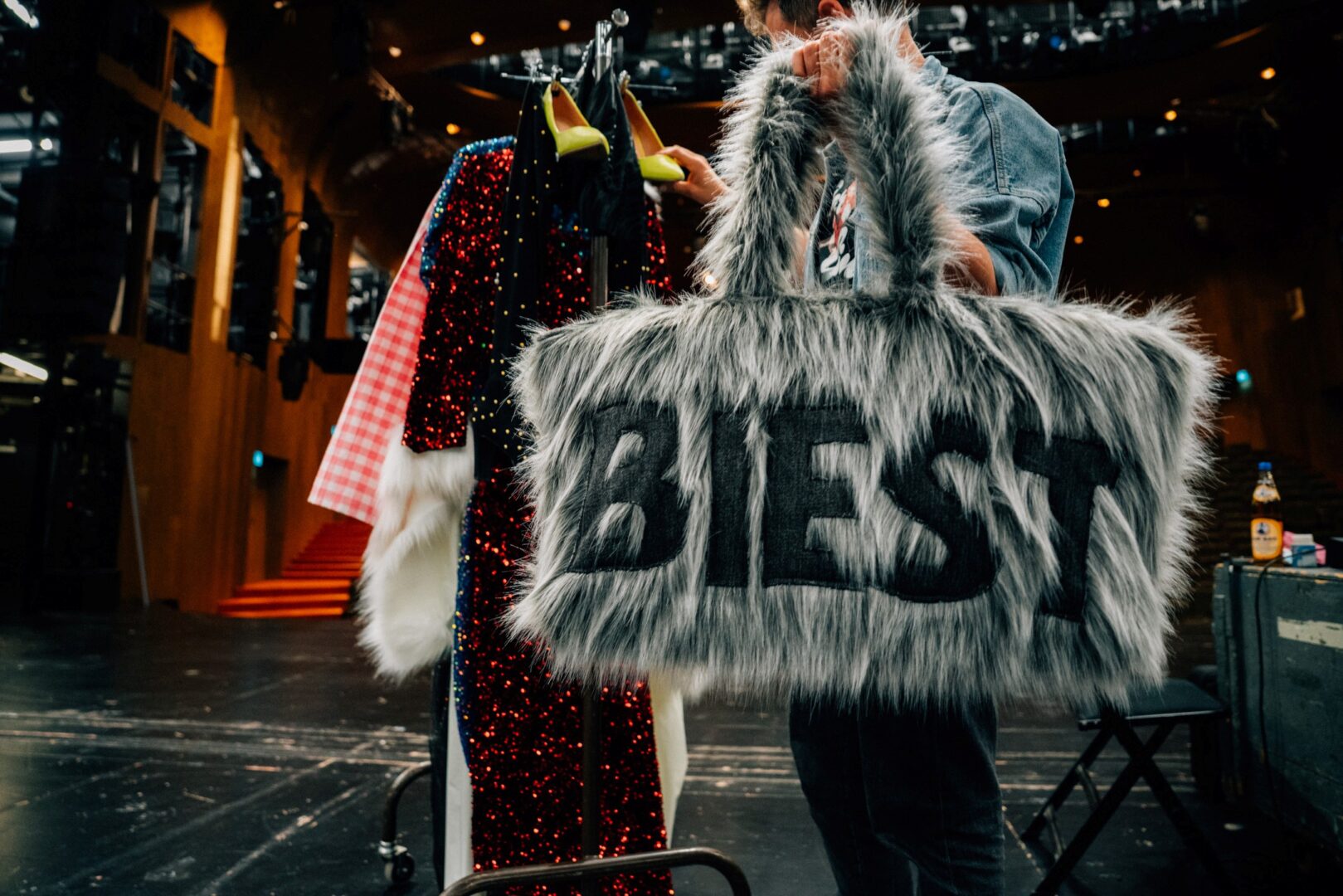 Man sieht eine große Kunstfelltasche mit Aufschrift in Großbuchstaben: Biest.