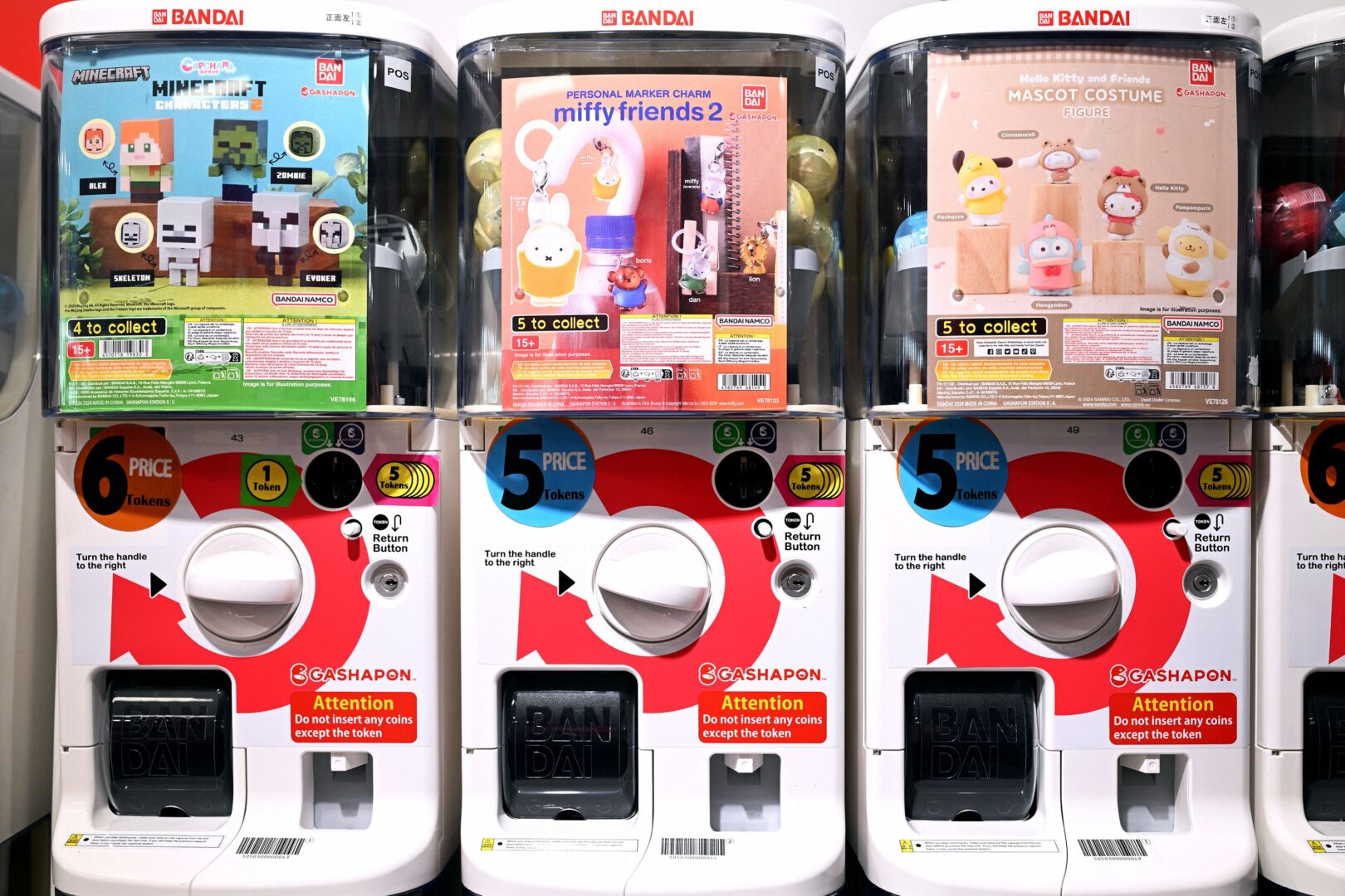 Frontal aufgenommen: drei Gashapon-Automaten. 