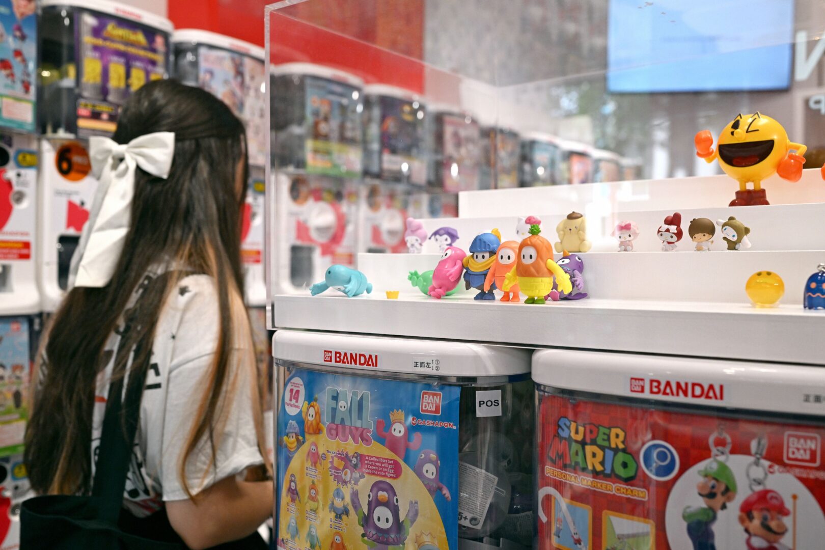 Man sieht eine kleine Vitrine mit Figürchen, die man aus den Automaten ziehen kann. 