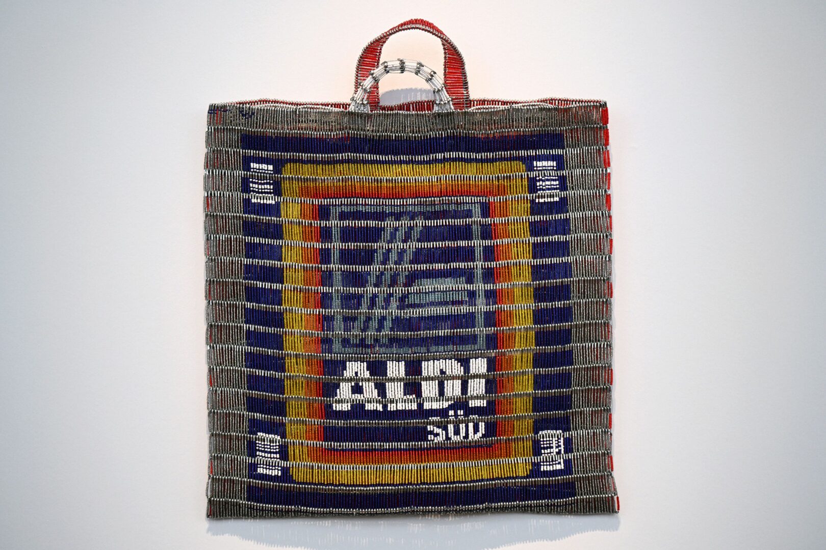 Eine Einkaufstüte von Aldi aus Glasperlen.