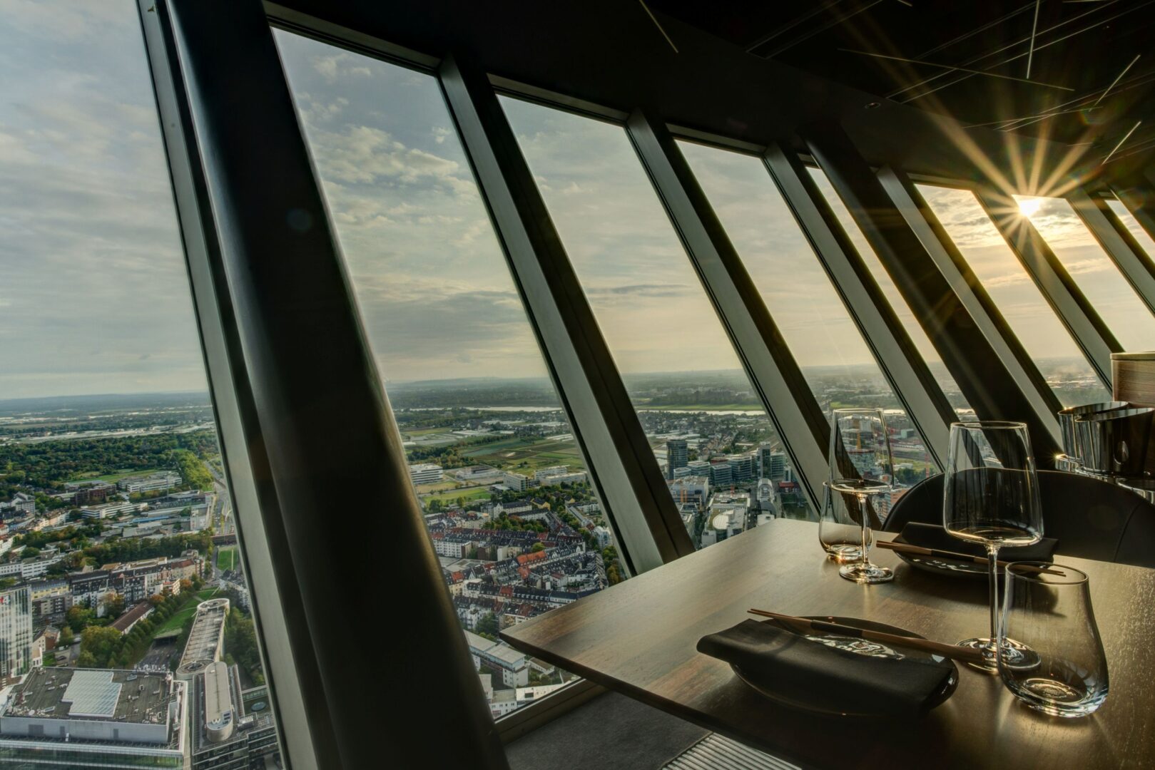 Blick aus den schrägen Fenstern des Restaurant Qomo im Fernsehturm Düsseldorf in 172 Metern Höhe.